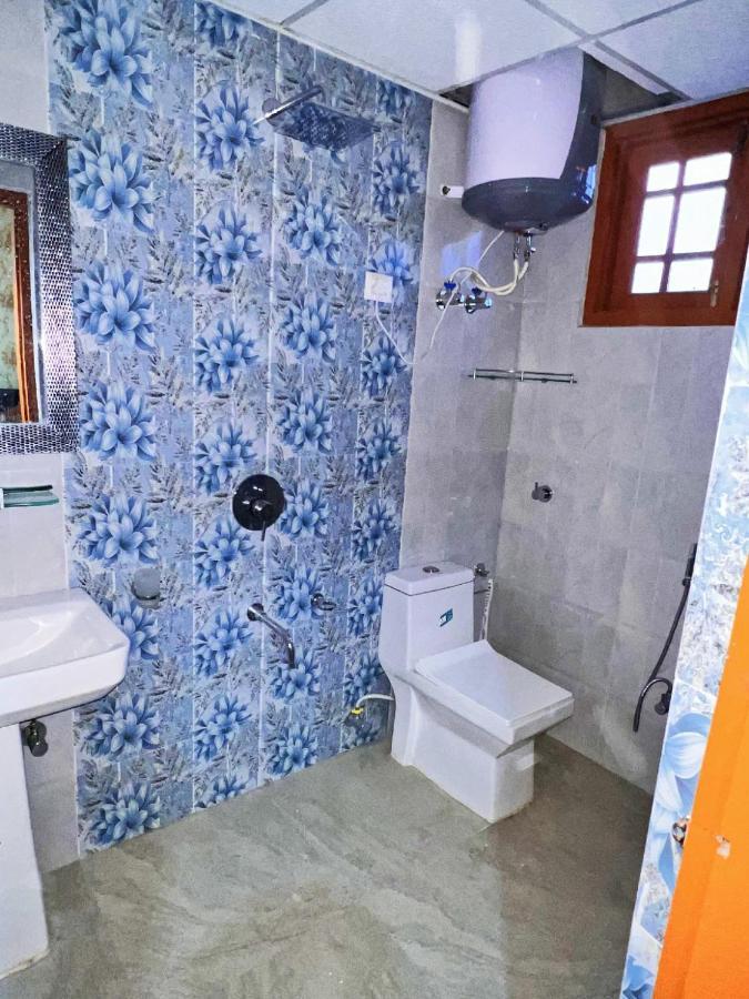 Roseline Inn Srīnagar Buitenkant foto