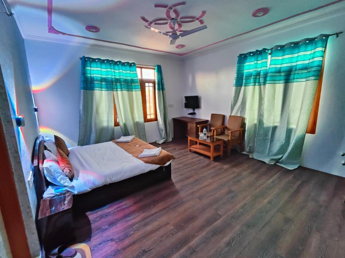 Roseline Inn Srīnagar Buitenkant foto