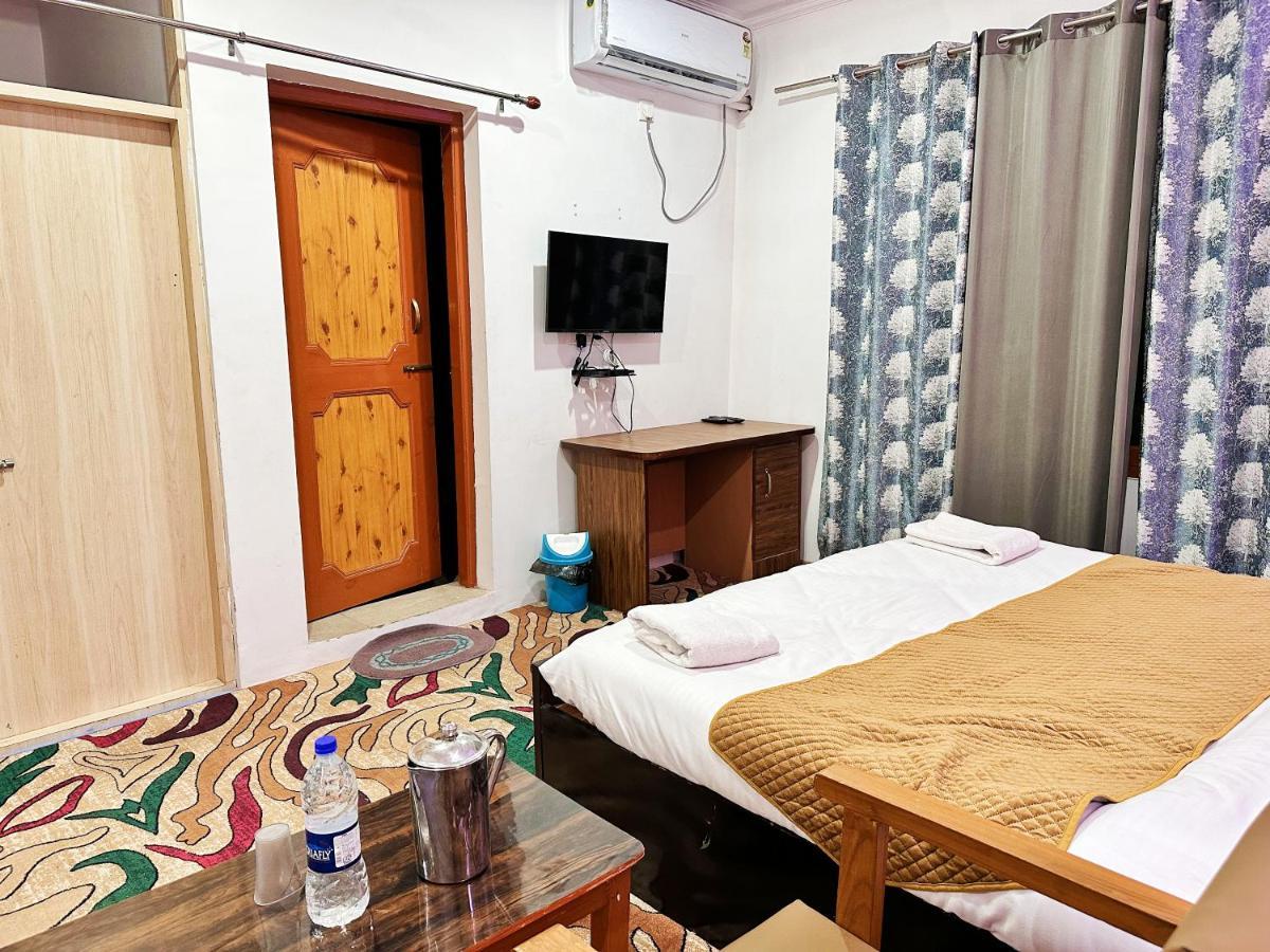 Roseline Inn Srīnagar Buitenkant foto
