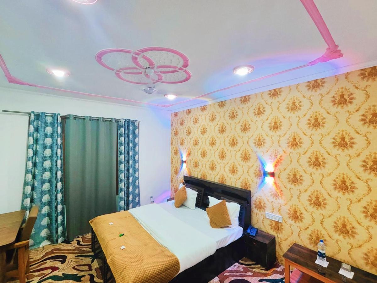 Roseline Inn Srīnagar Buitenkant foto