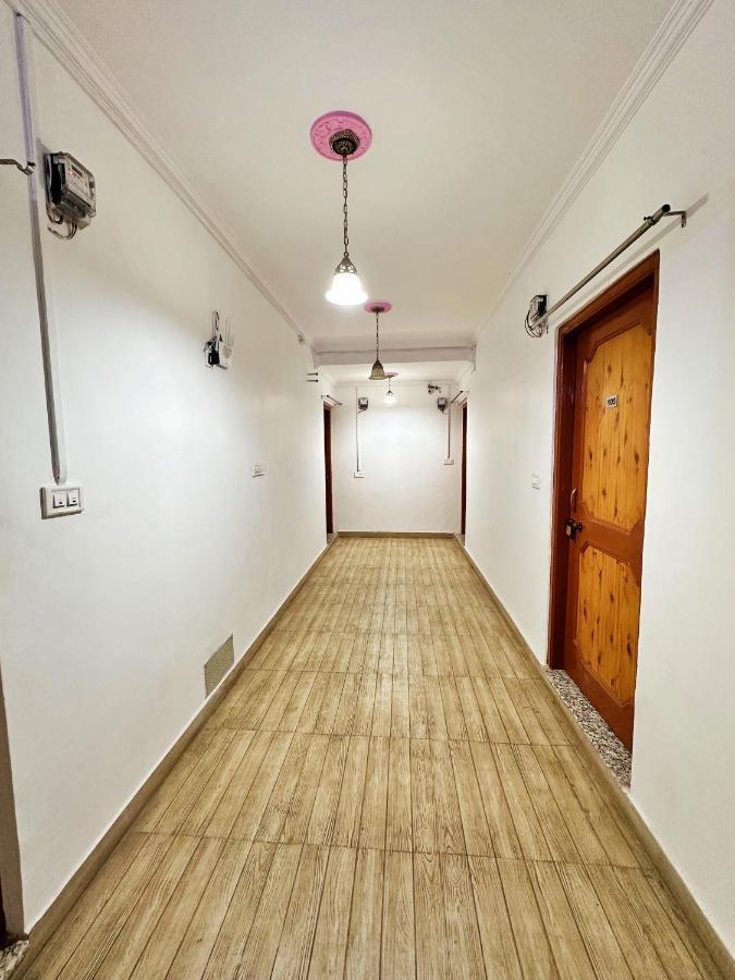 Roseline Inn Srīnagar Buitenkant foto