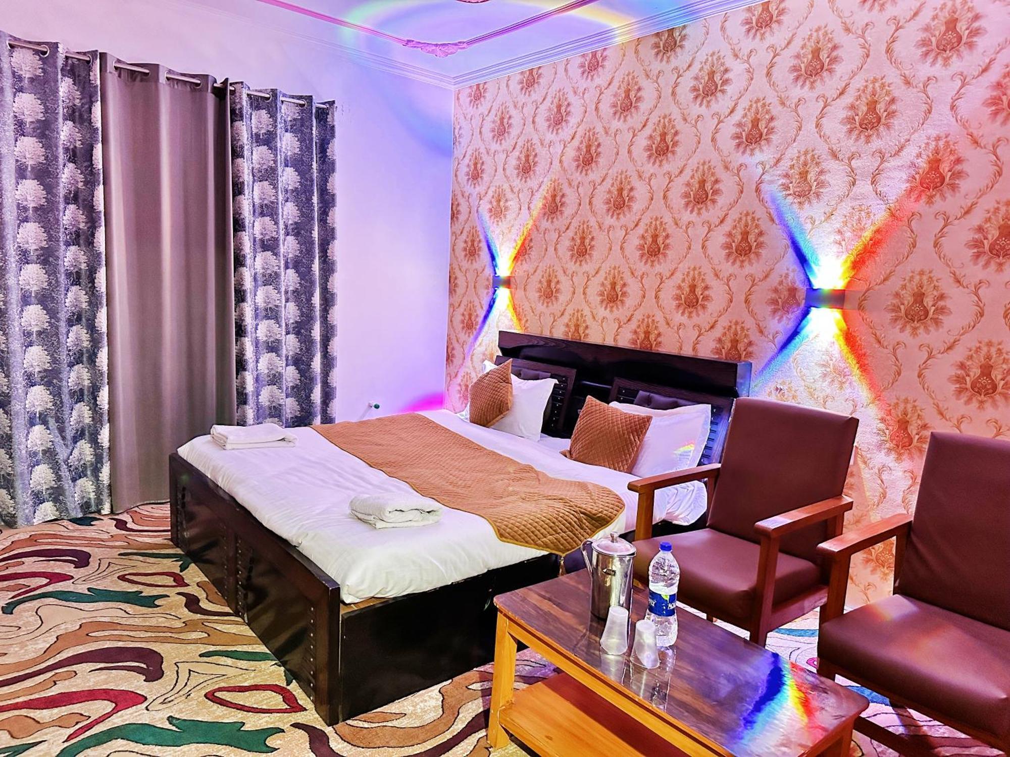 Roseline Inn Srīnagar Buitenkant foto