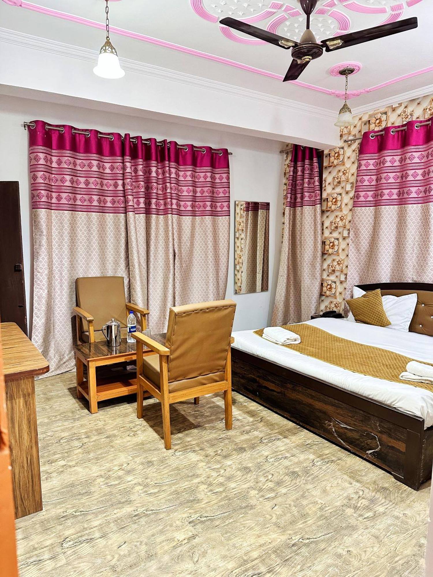 Roseline Inn Srīnagar Buitenkant foto