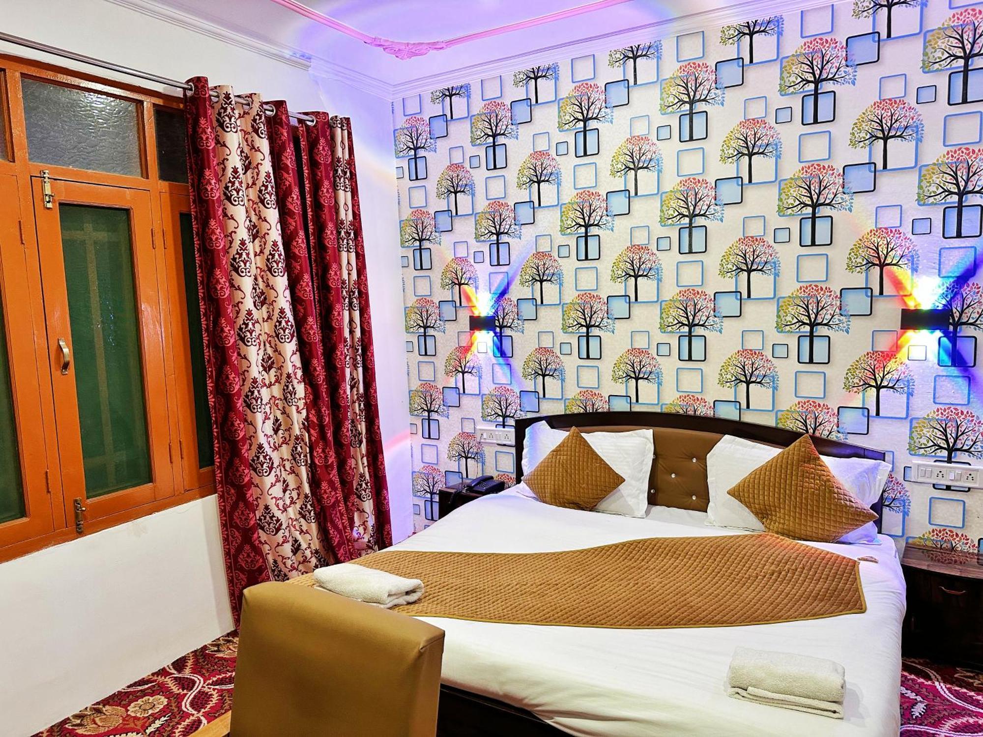 Roseline Inn Srīnagar Buitenkant foto