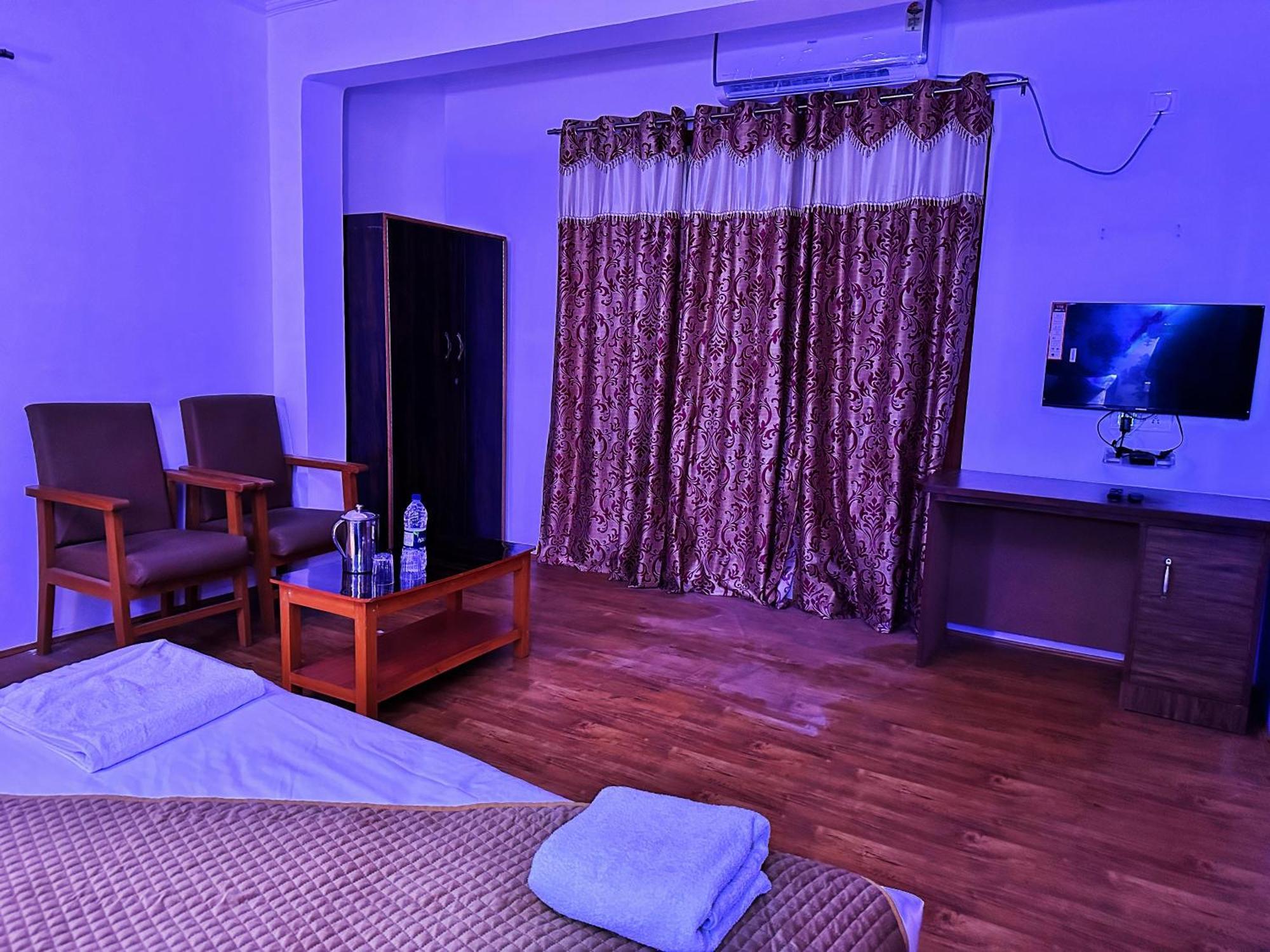 Roseline Inn Srīnagar Buitenkant foto