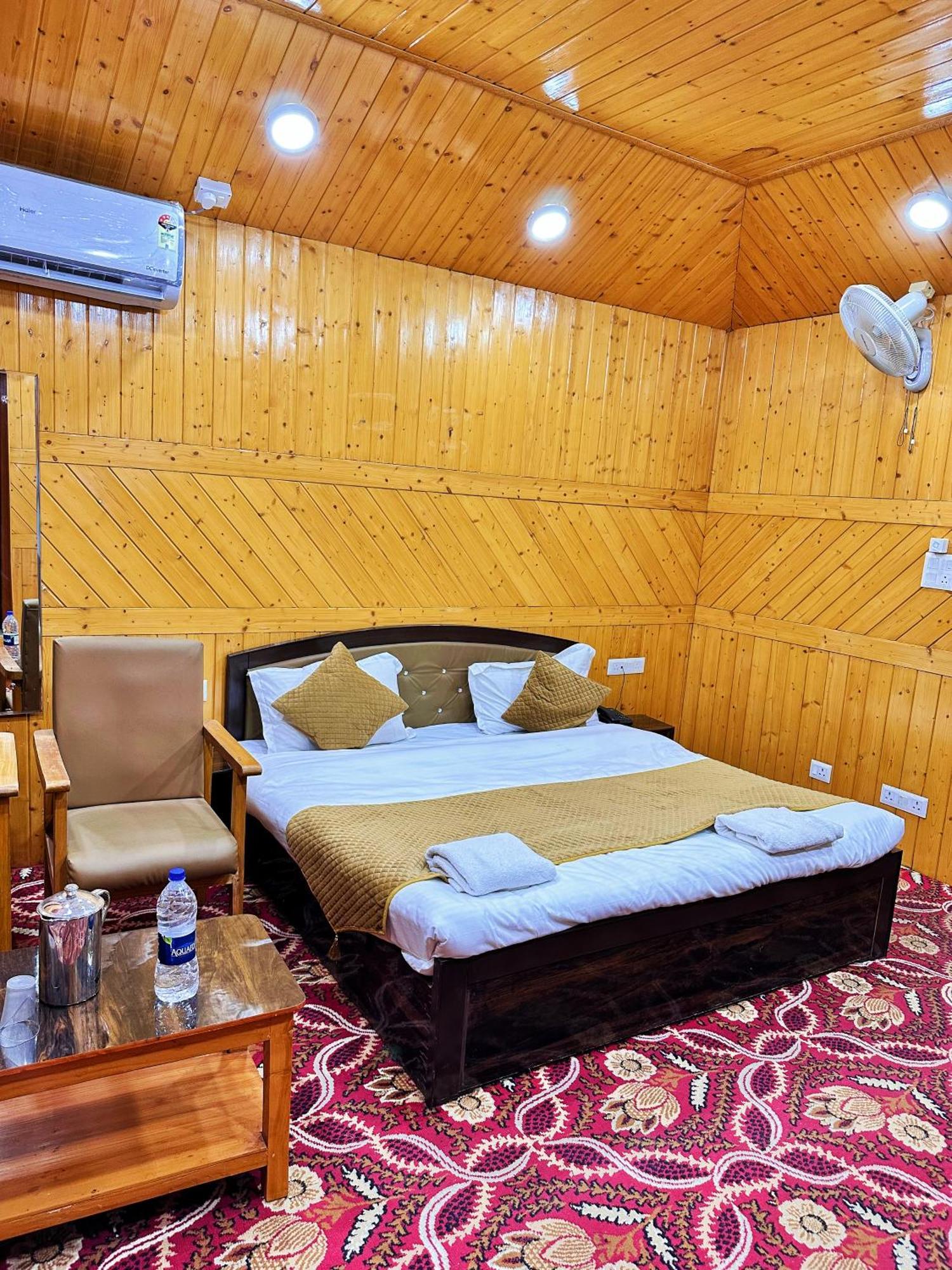 Roseline Inn Srīnagar Buitenkant foto